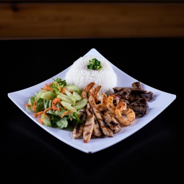 R6: Combination Chicken, Pork, Shrimp W Rice.